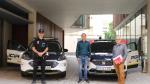 El alcalde de Binéfar, Alfonso Adán -en el centro-, con los dos vehículos patrulla híbridos, el jefe accidental de Policía y el concesionario al que se adquirieron.