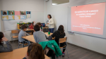 La investigadora María Grau explicando el Proyecto Compass a estudiantes de primaria