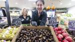 En Frutas Javi y Silvia, del Mercado Central de Zaragoza, tienen castañas desde hace semanas.