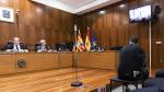 El acusado, de espaldas, instantes antes de comenzar el juicio en la Audiencia Provincial de Zaragoza.