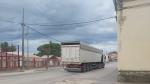 Un camión pasa por la travesía de Aguaviva por delante del colegio público de la localidad.