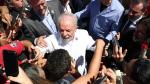 Luiz Inácio Lula da Silva saluda a simpatizantes tras votar en la segunda ronda de las elecciones presidenciales