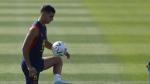 ¡El delantero de la selección española de fútbol Ferrán Torres controla el balón durante una sesión de entrenamiento