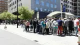 Ciudadanos rumanos votando, hoy, en Zaragoza.