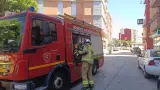 Los bomberos de la DPZ en el exterior de la vivienda de Cariñena donde se ha declarado el incendio.
