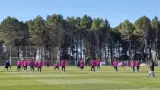 Entrenamiento de la SD Huesca este sábado con el pinar afectado al fondo.