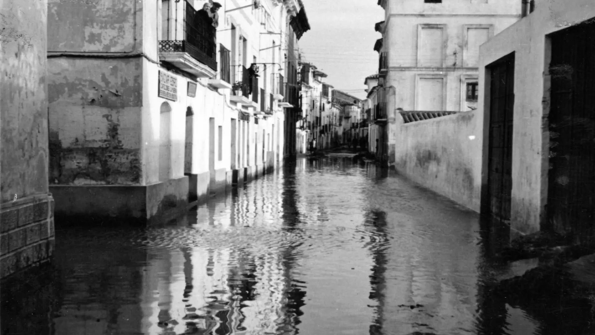 Una calle de Pina de Ebro, durante la riada de 1961.