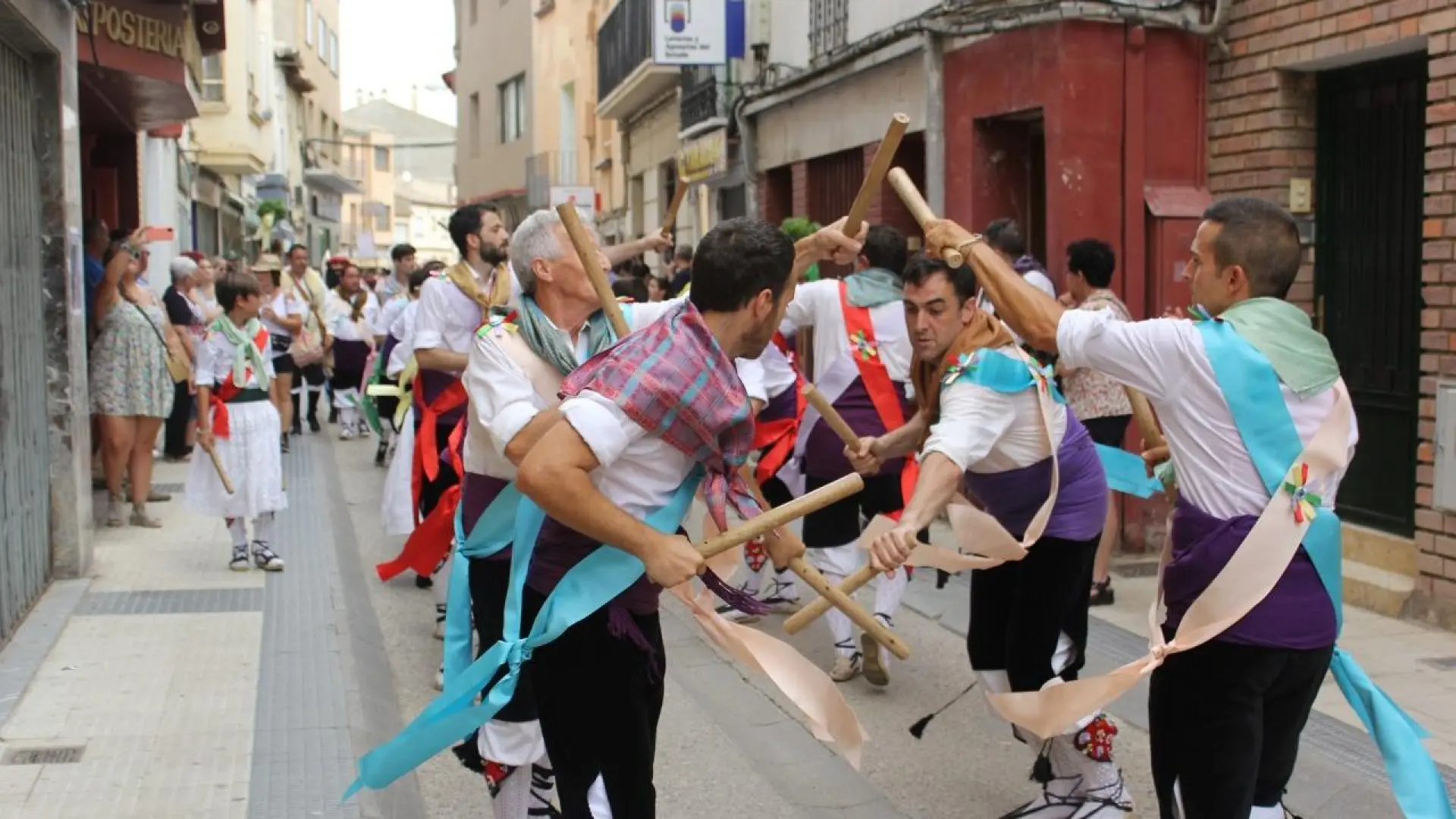 Los dances monegrinos se promocionan en un gran encuentro en Sariñena