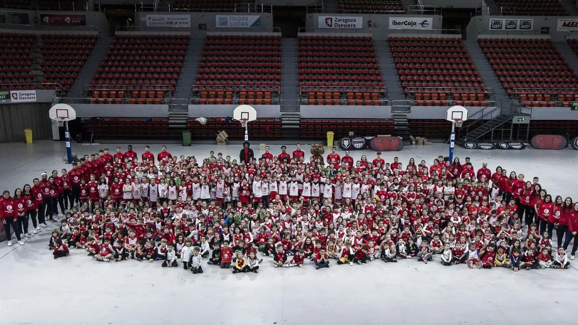 Pasada fiesta de Navidad de los colegios y escuelas de Fundación Basket Zaragoza.