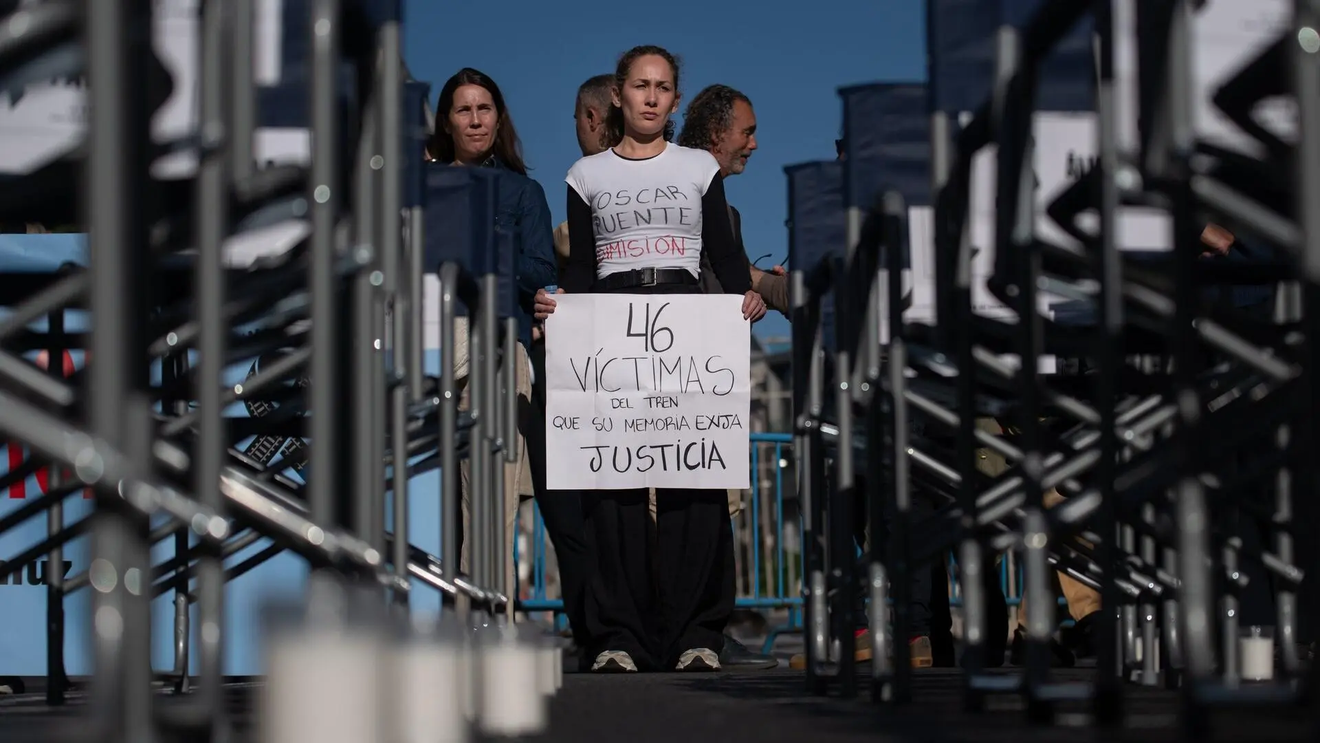 Víctimas de Adamuz trasladan ante el Congreso su "vergüenza dolorosa y  corrosiva" hacia la clase política