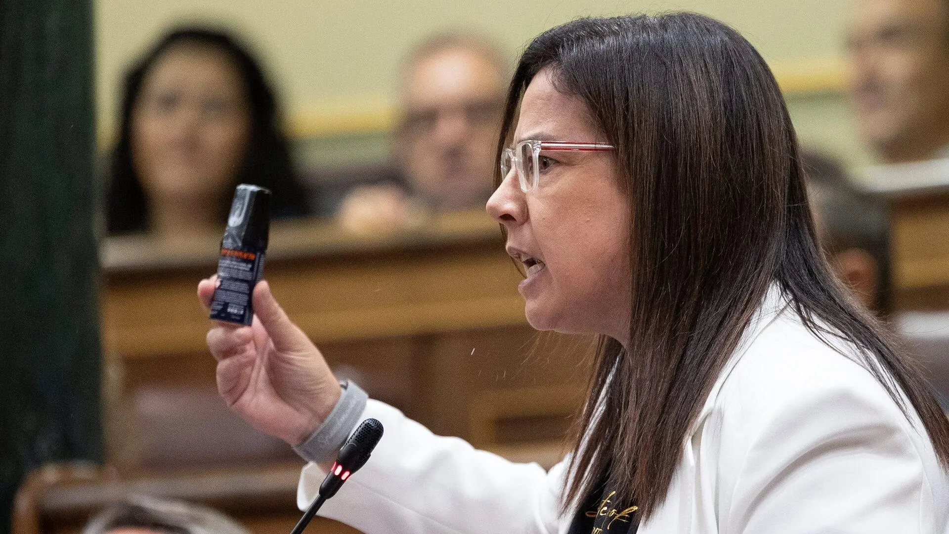 Un juez abre diligencias por el incidente del gas pimienta de una diputada del PP