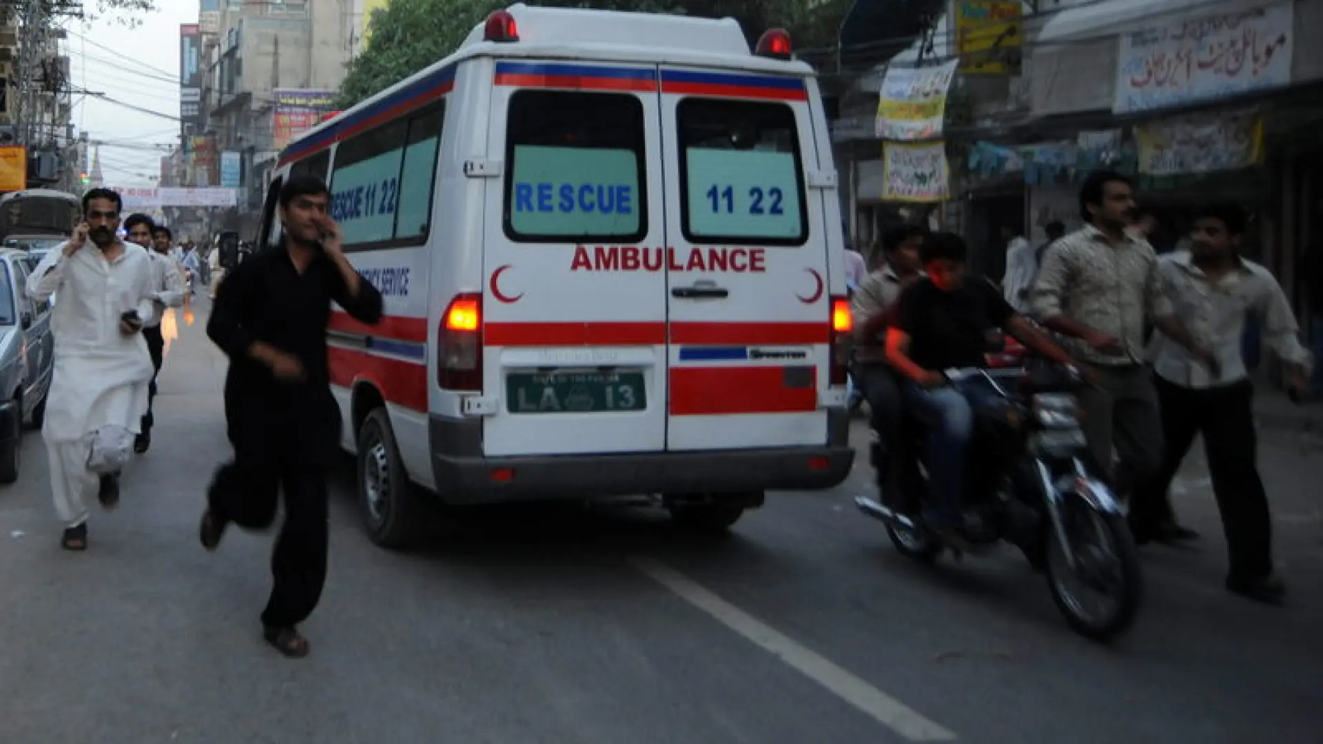 Al menos cuatro niños mueren en un ataque suicida contra un autobús escolar en pakistán