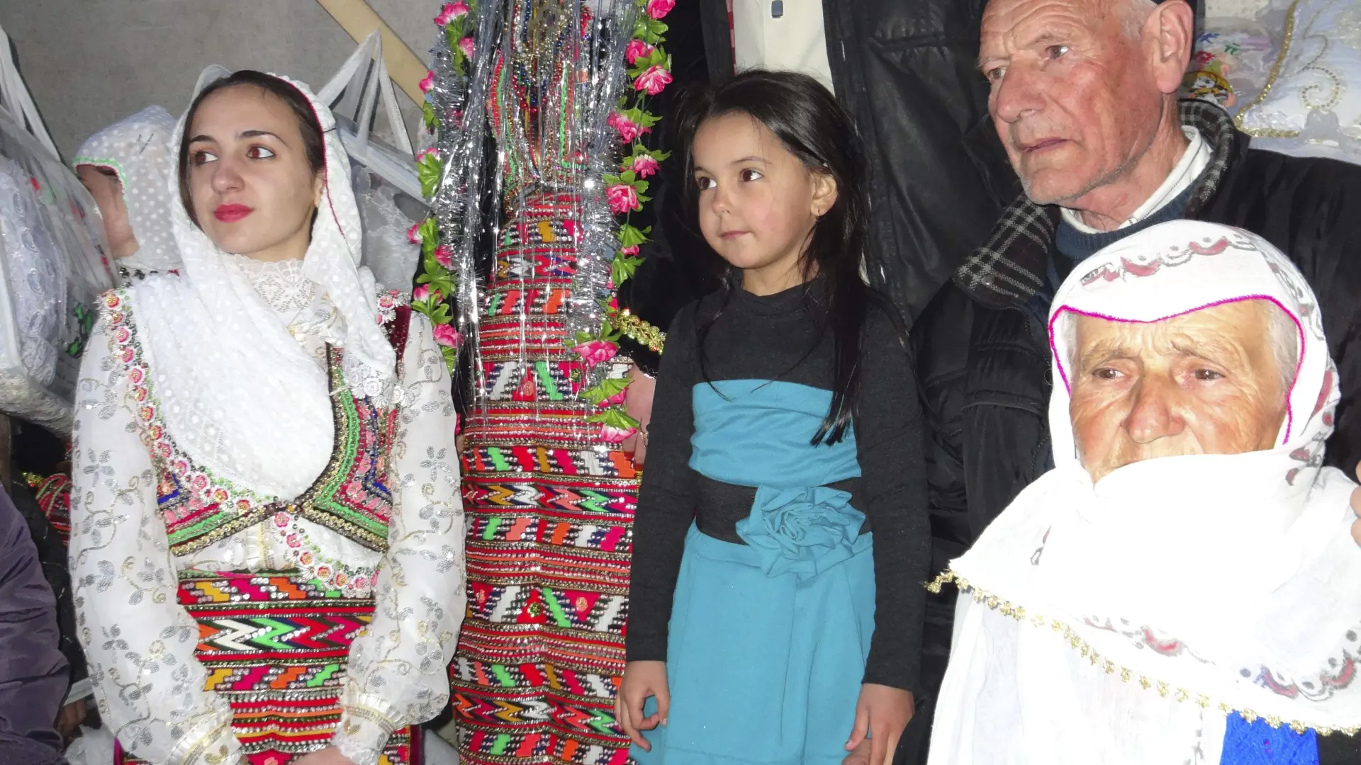 Las novias pintadas de blanco de la etnia Pomak de Bulgaria