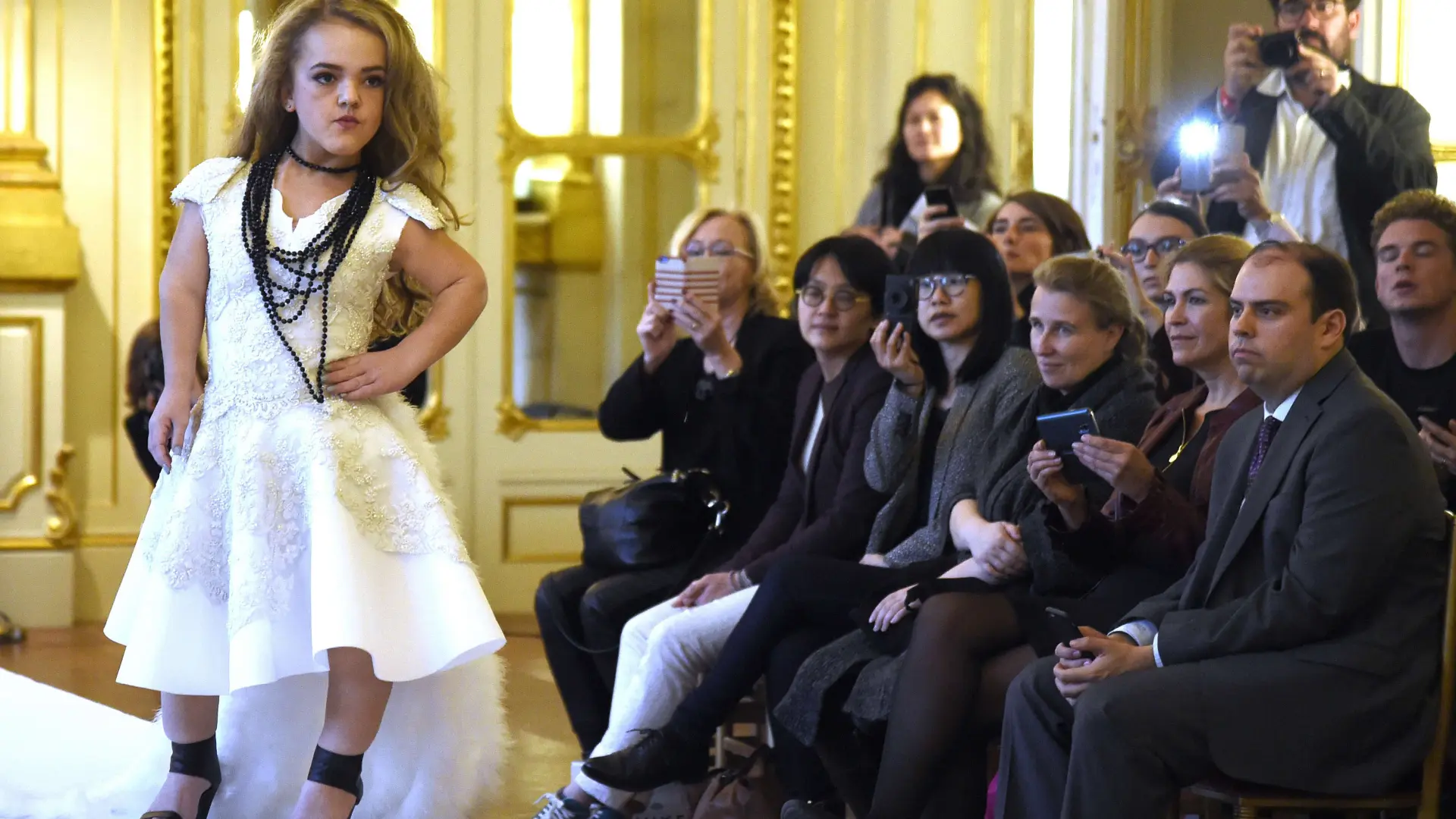 Un desfile para personas enanas promueve otra belleza en París