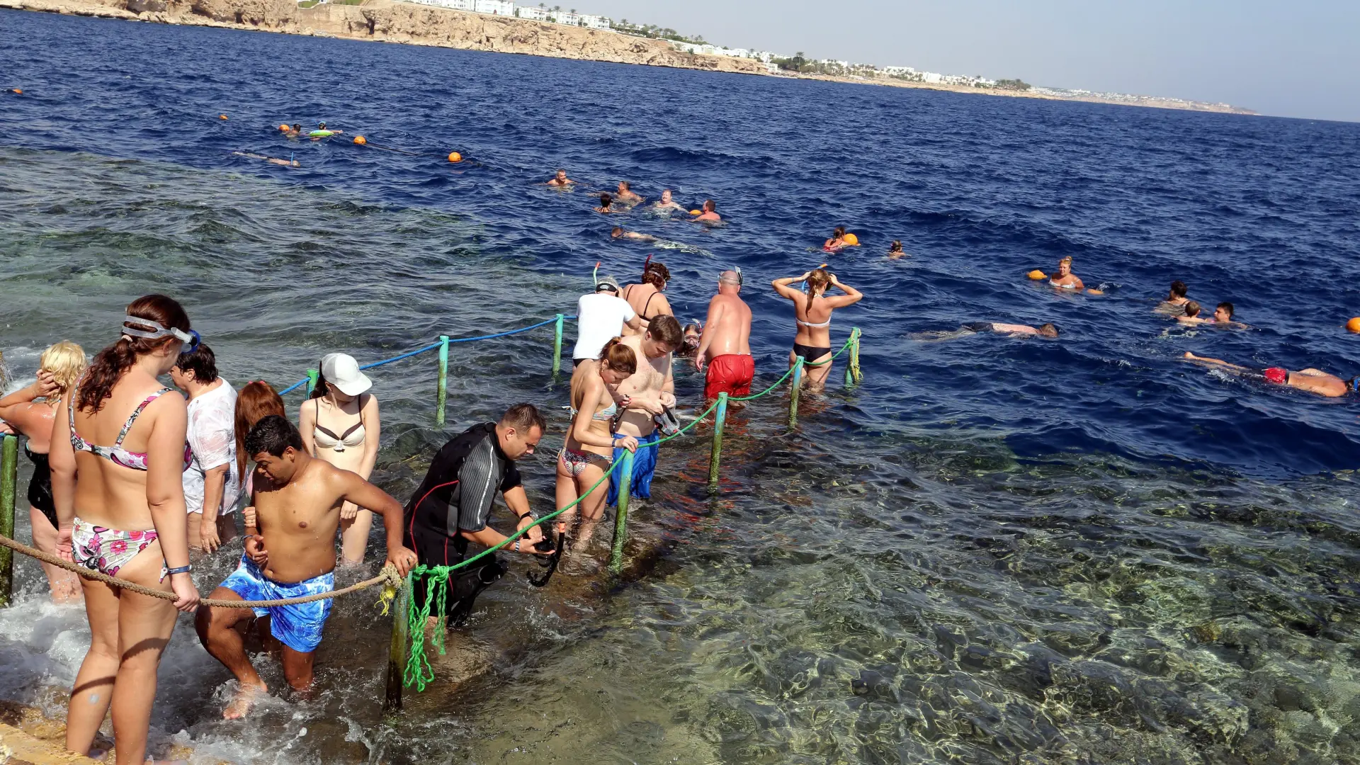 Египет фото туристов. Плавать в мертвом море. Купаются ли в ноябре в египте. Марса матрух египет. Красное море пляж купаться.