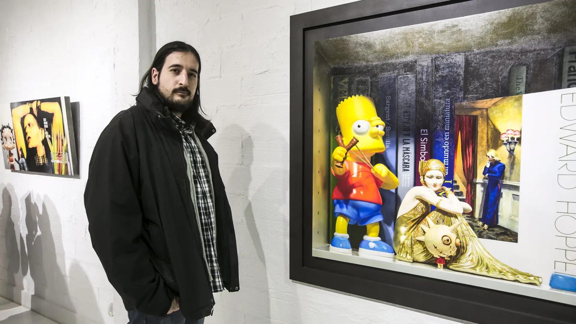 El pintor Jaime Sanjuán, junto a uno de los cuadros en el que aparece Bart Simpson.