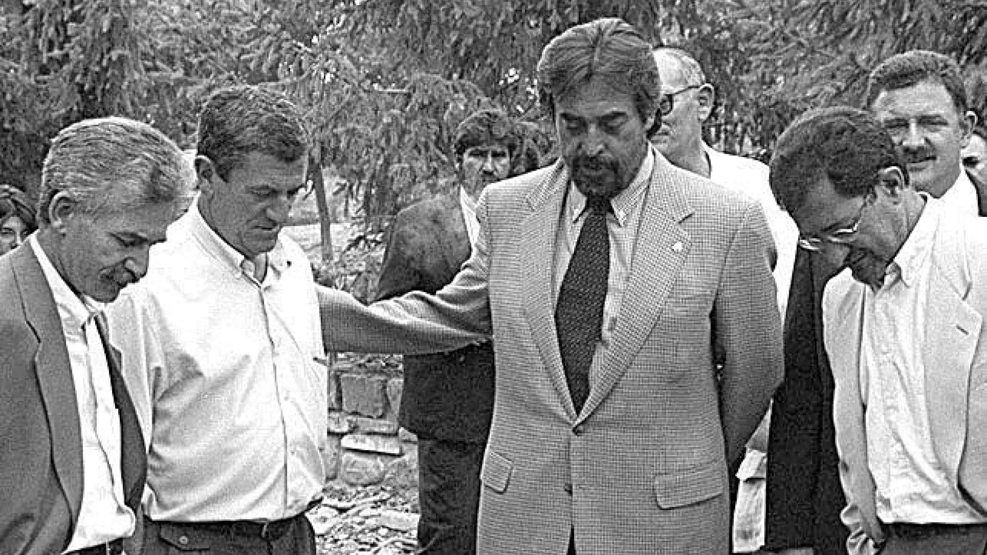 Juan Alberto Belloch en Biescas con el propietario del campin Luis Bardají