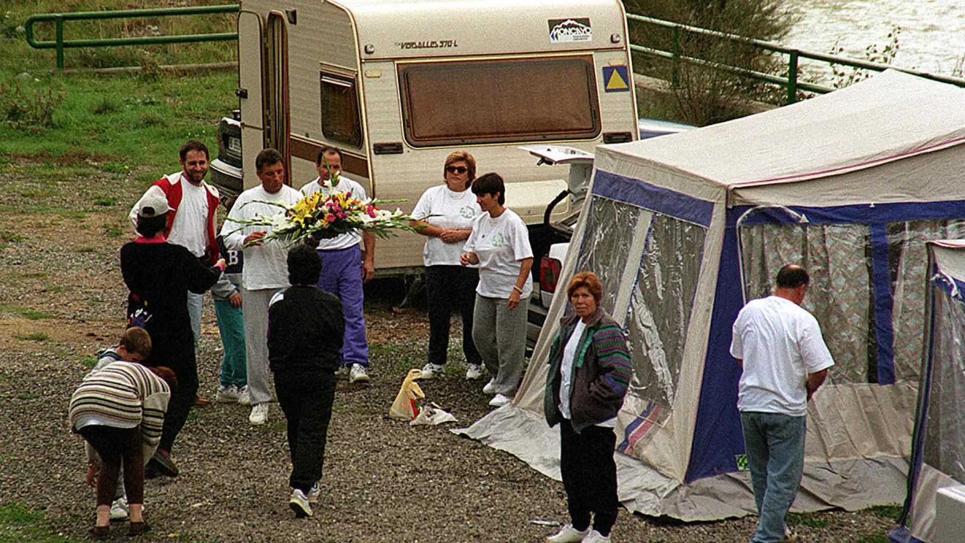 Los campistas se reúnen en Biescas como homenaje al pueblo por su gran comportamiento durante la riada