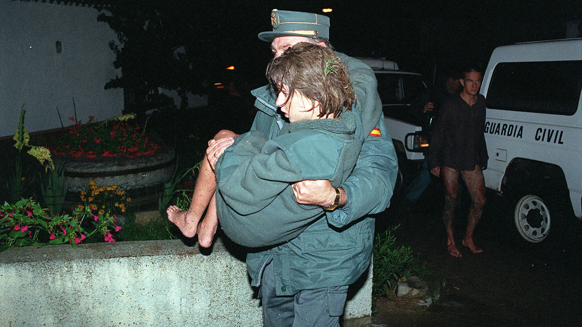 Operaciones de rescate de víctimas durante la noche. En la imagen, un Guardia Civil lleva en brazos a una niña
