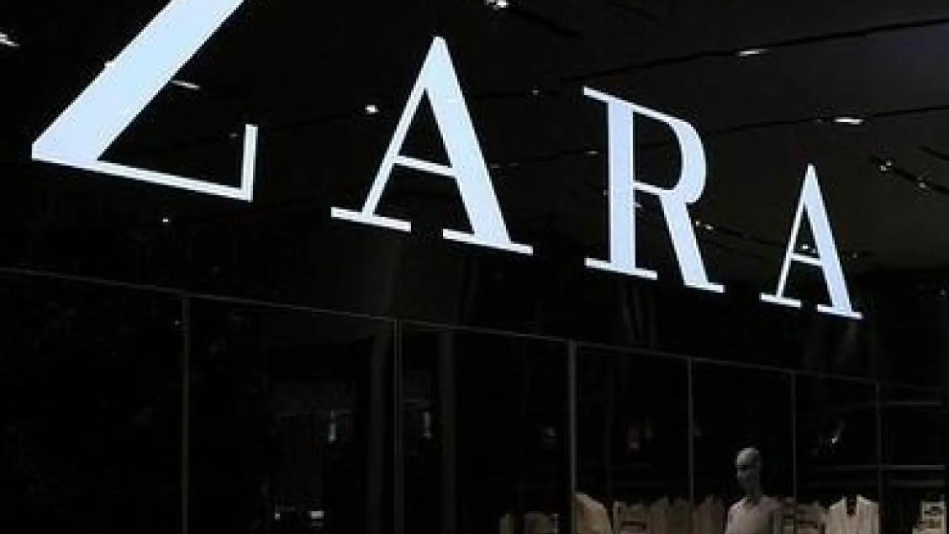 Economía en Almería  Zara cerrará en octubre su tienda del Paseo