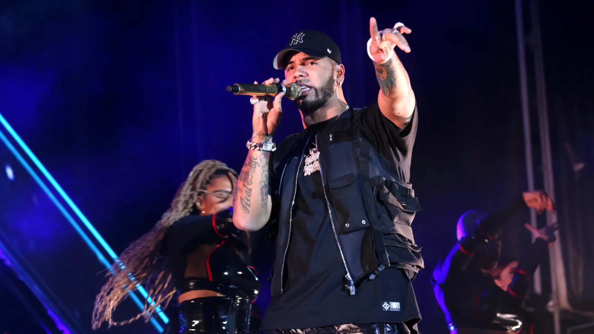 El cantante Anuel AA, operado de urgencia "a vida o muerte"