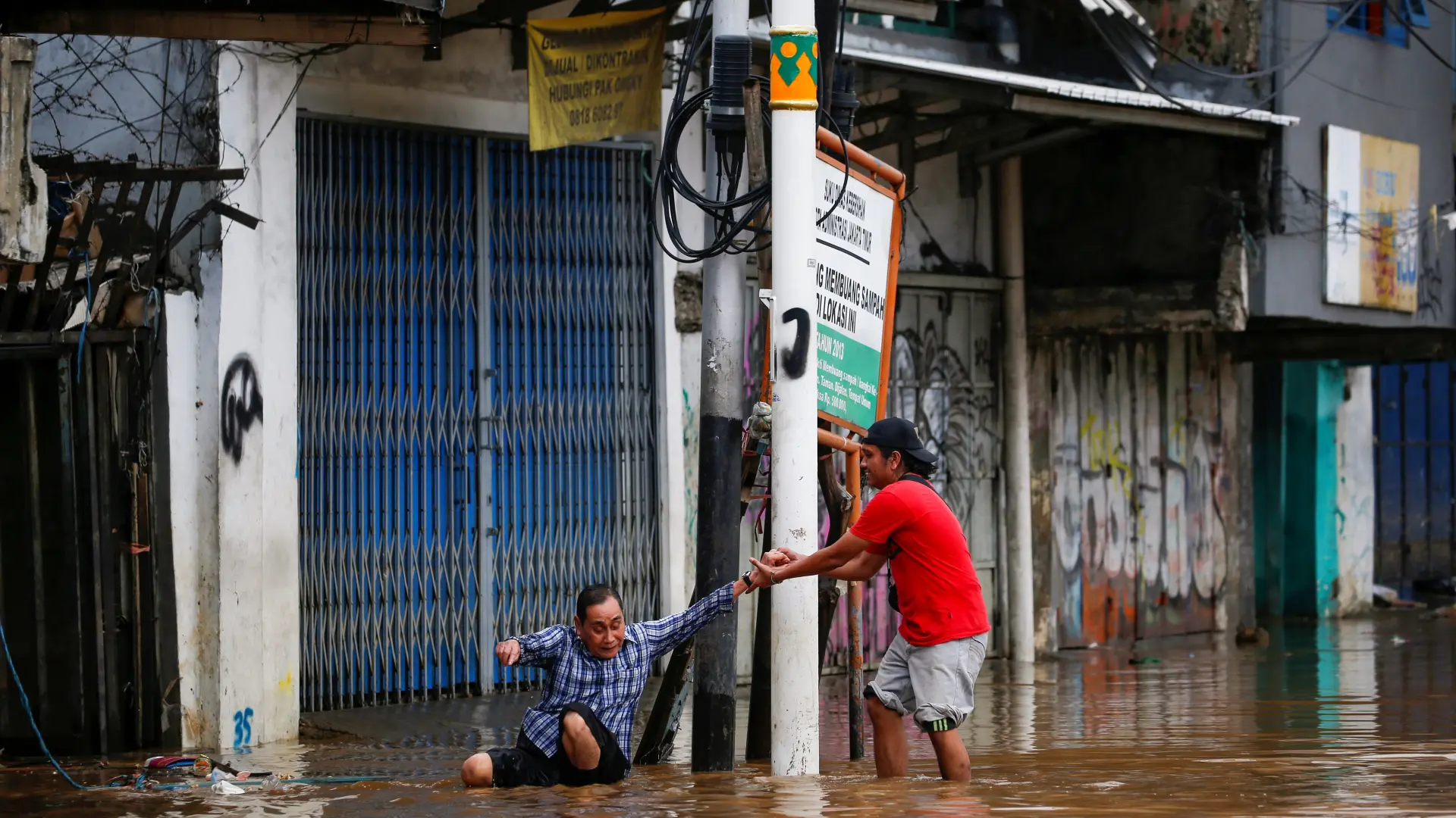 Al Menos 16 Muertos A Causa De Las Inundaciones En Indonesia