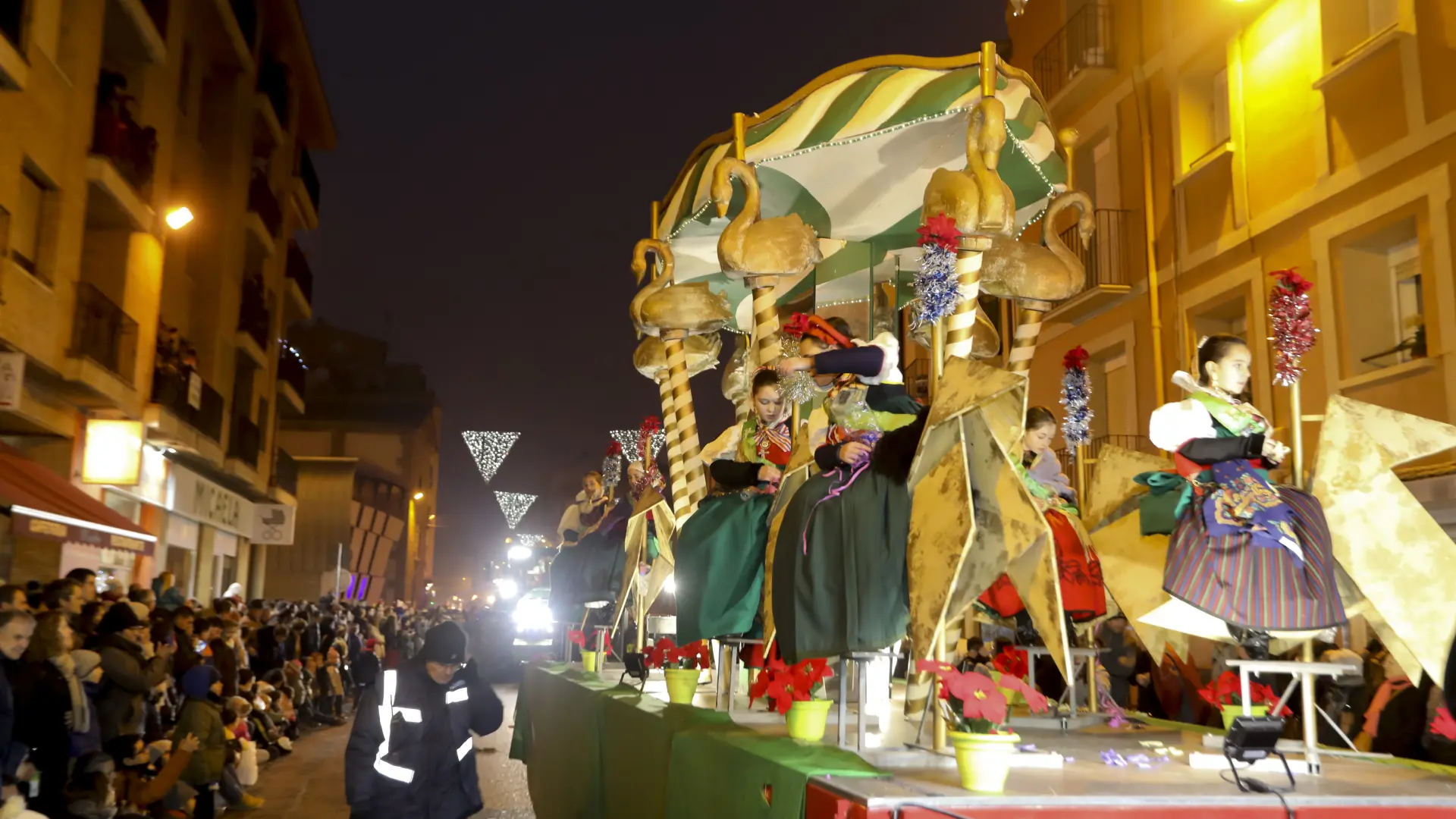 Huesca Prolonga La Cabalgata Para Evitar Que La Gente Se Arremoline Y ...