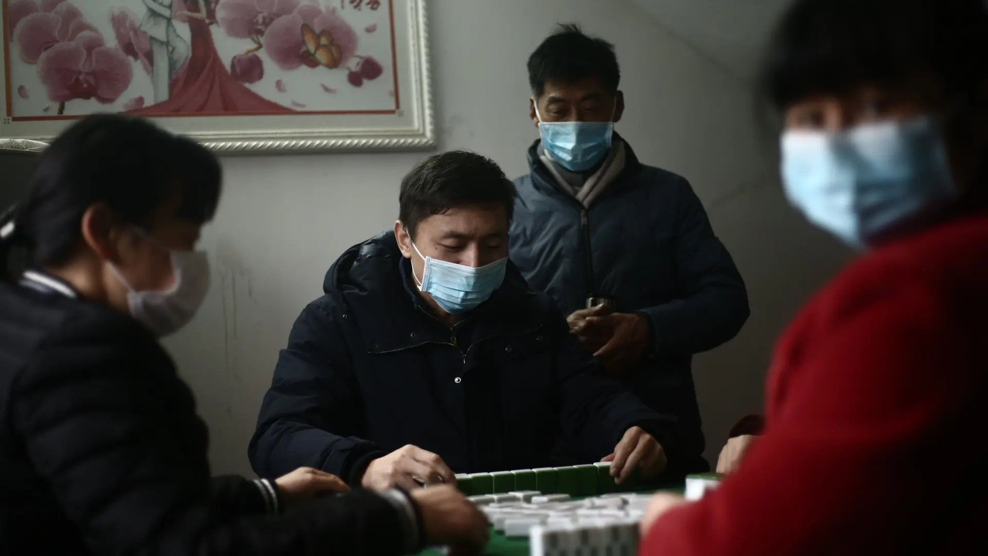 China eleva a 170 los muertos por coronavirus y la OMS decide si