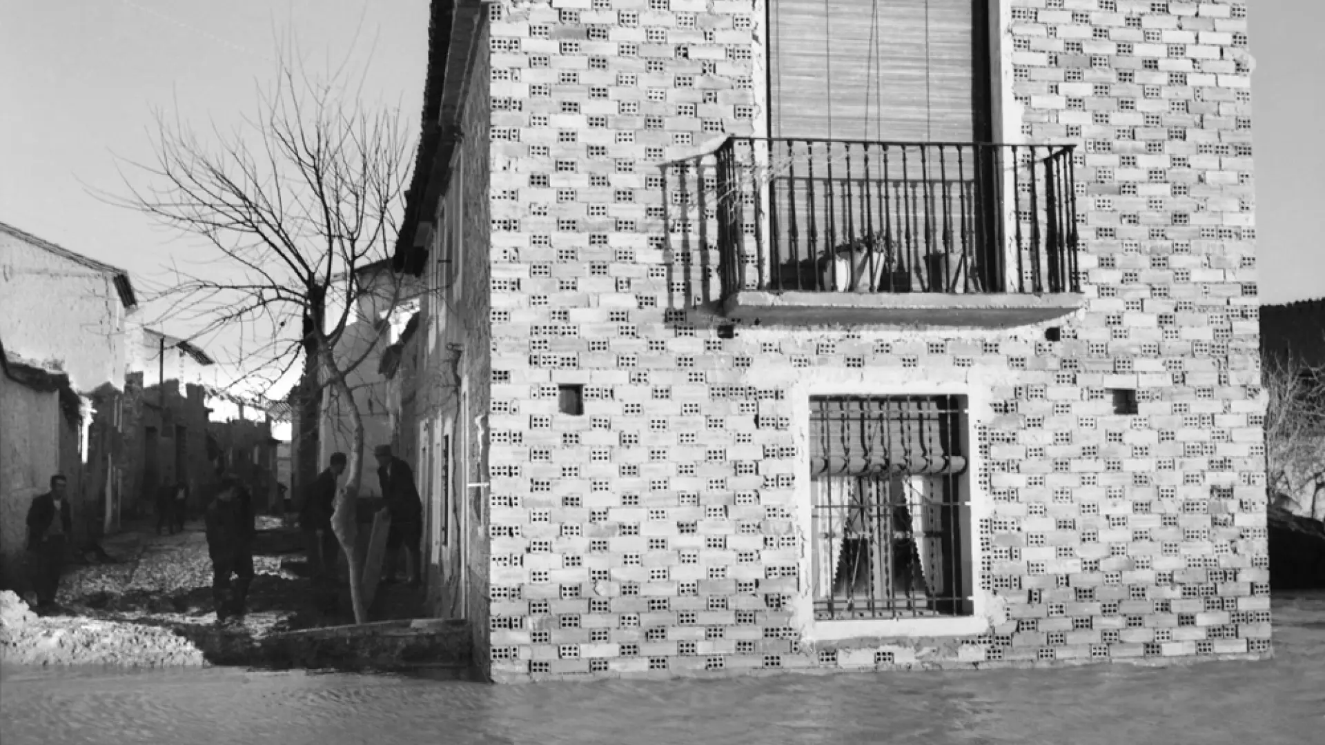 El río Ebro causó desperfectos en decenas de casas del pueblo de Pradilla.