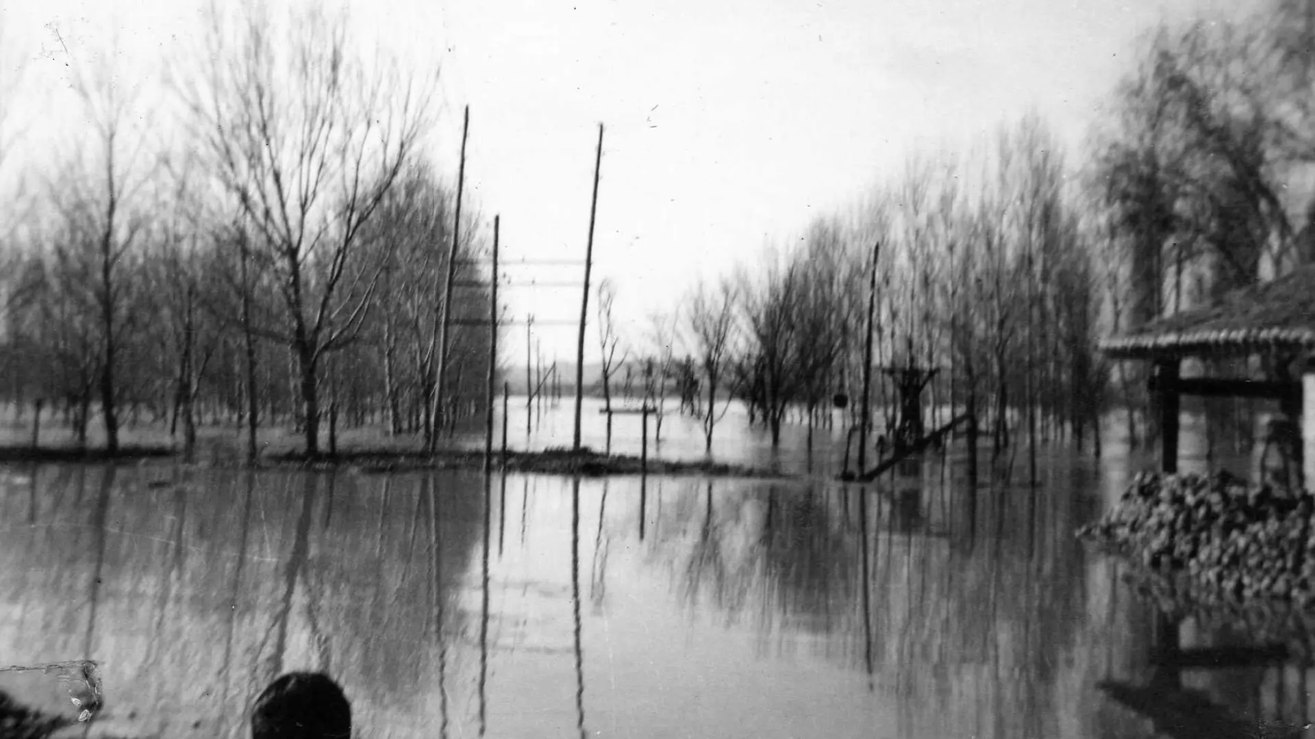 Entorno de Pina de Ebro inundado por el río en 1961.