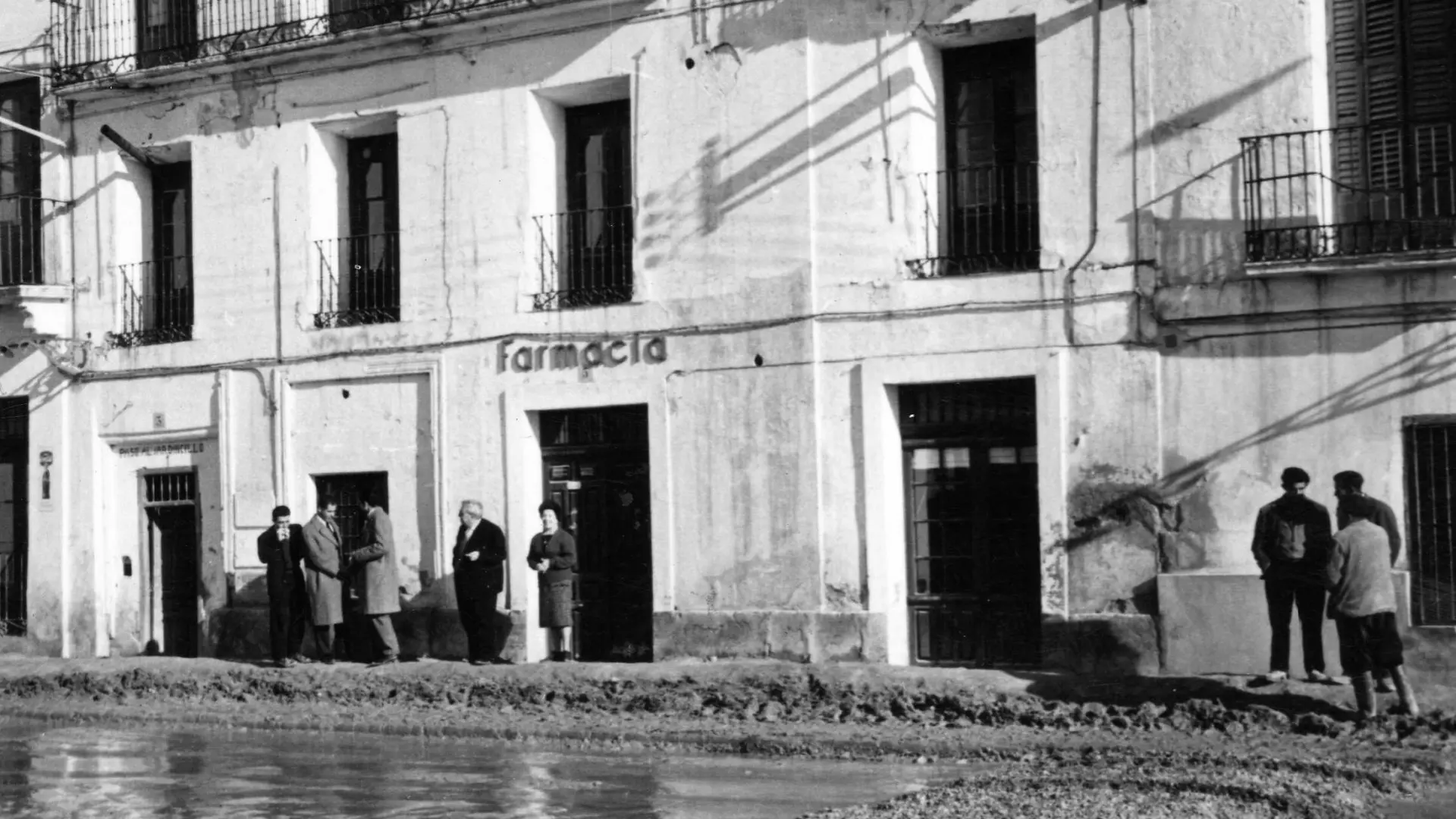Una calle de Pina de Ebro, durante la riada de 1961.