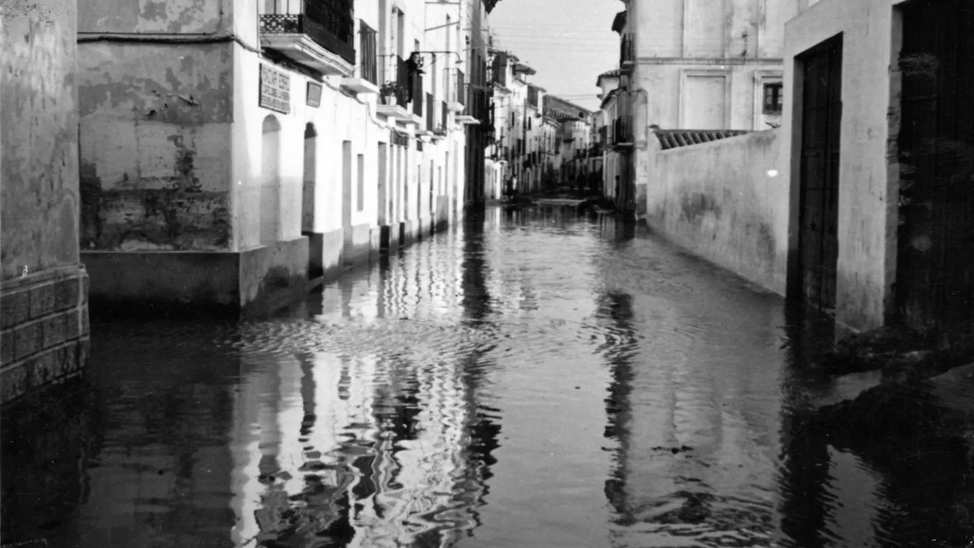 Una de la calles de Pina de Ebro inundada en 1961.