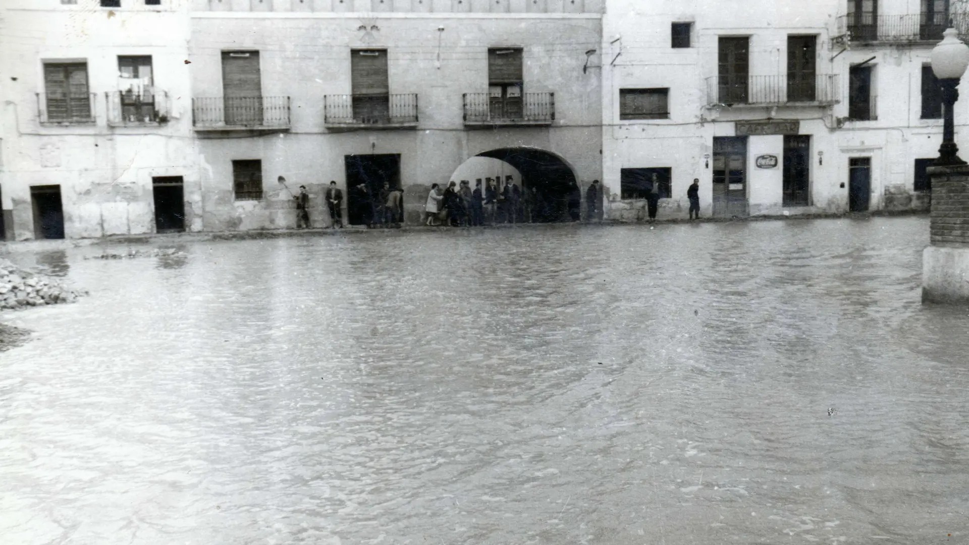 Una plaza de Pina de Ebro, anegada por el agua.