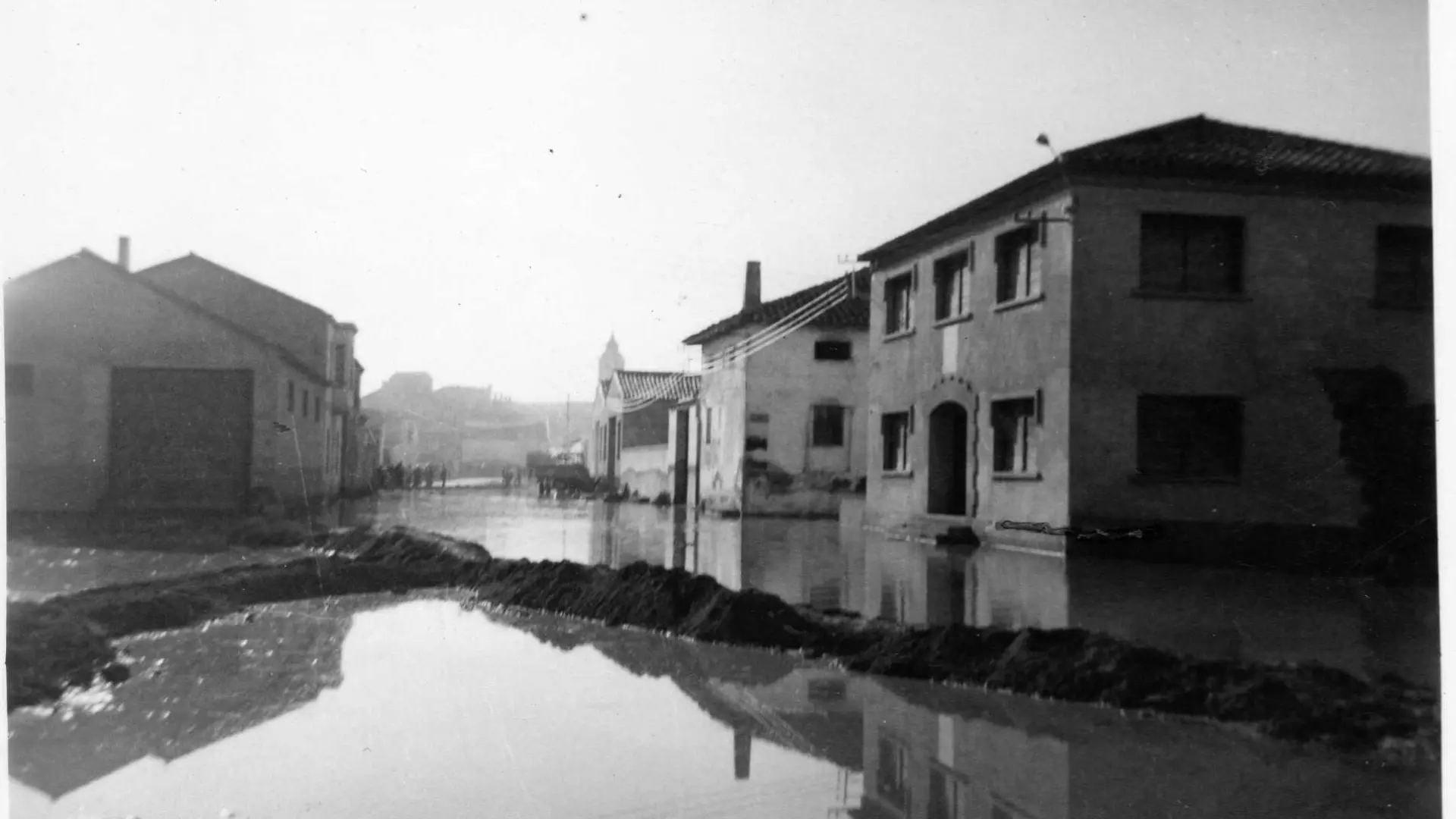 Una plaza de Pina de Ebro, durante la riada de 1961.