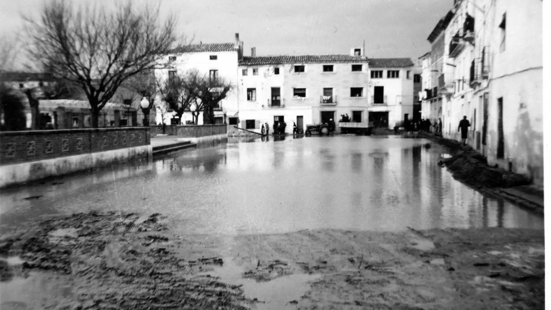 Una plaza de Pina de Ebro, durante la riada de 1961.
