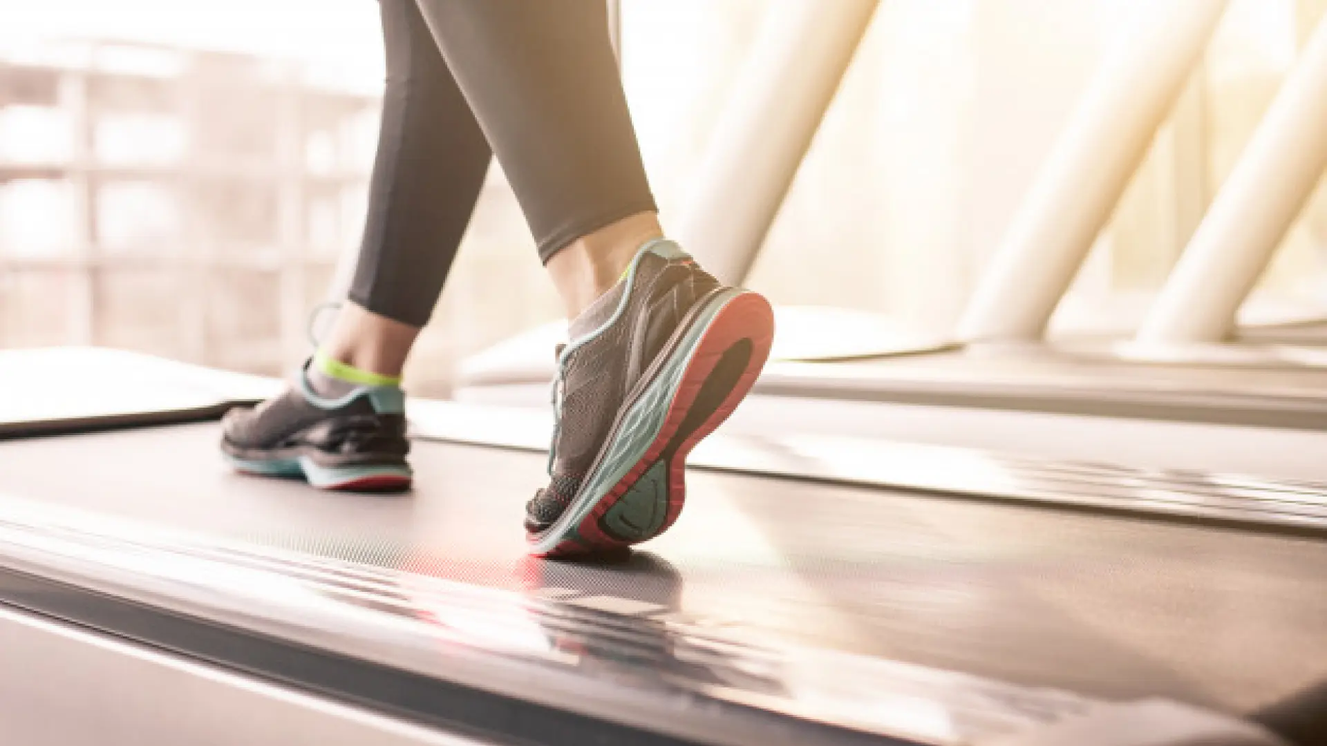 Tener una máquina de correr en casa es una buena idea (y este modelo  plegable te lo demuestra)