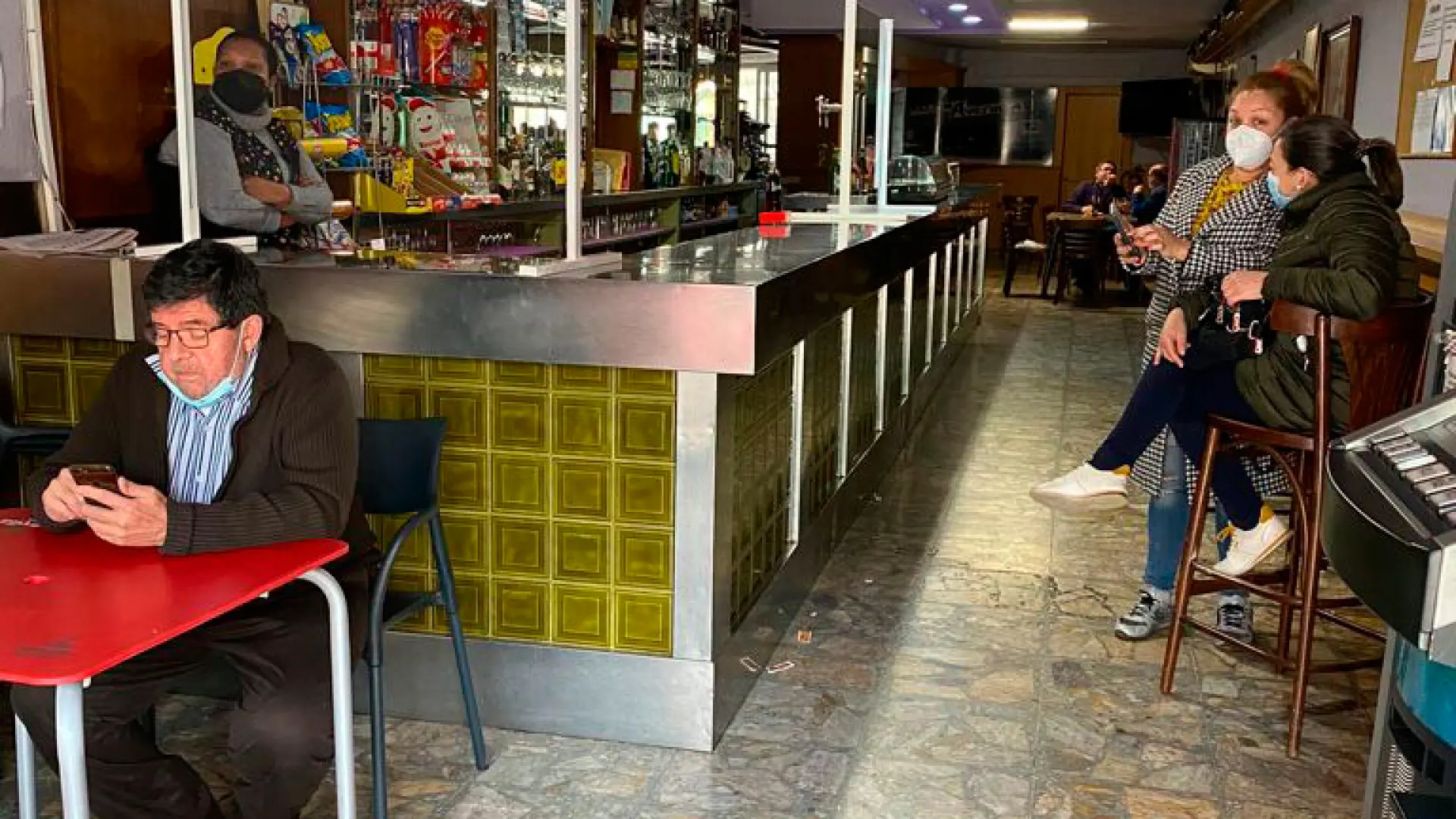 La familia Mendes vive el peor momento del bar Brillante de La Puebla de  Híjar