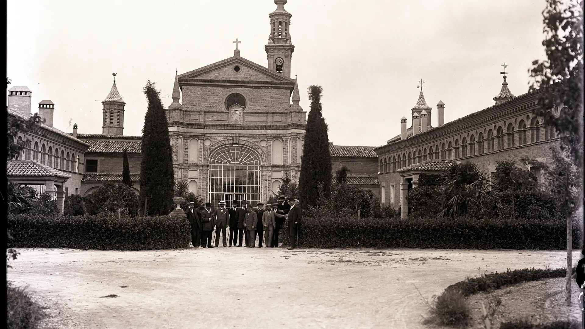Vista de la cartuja de Aula Dei en 1916, durante la visita de unos "artistas de fama".