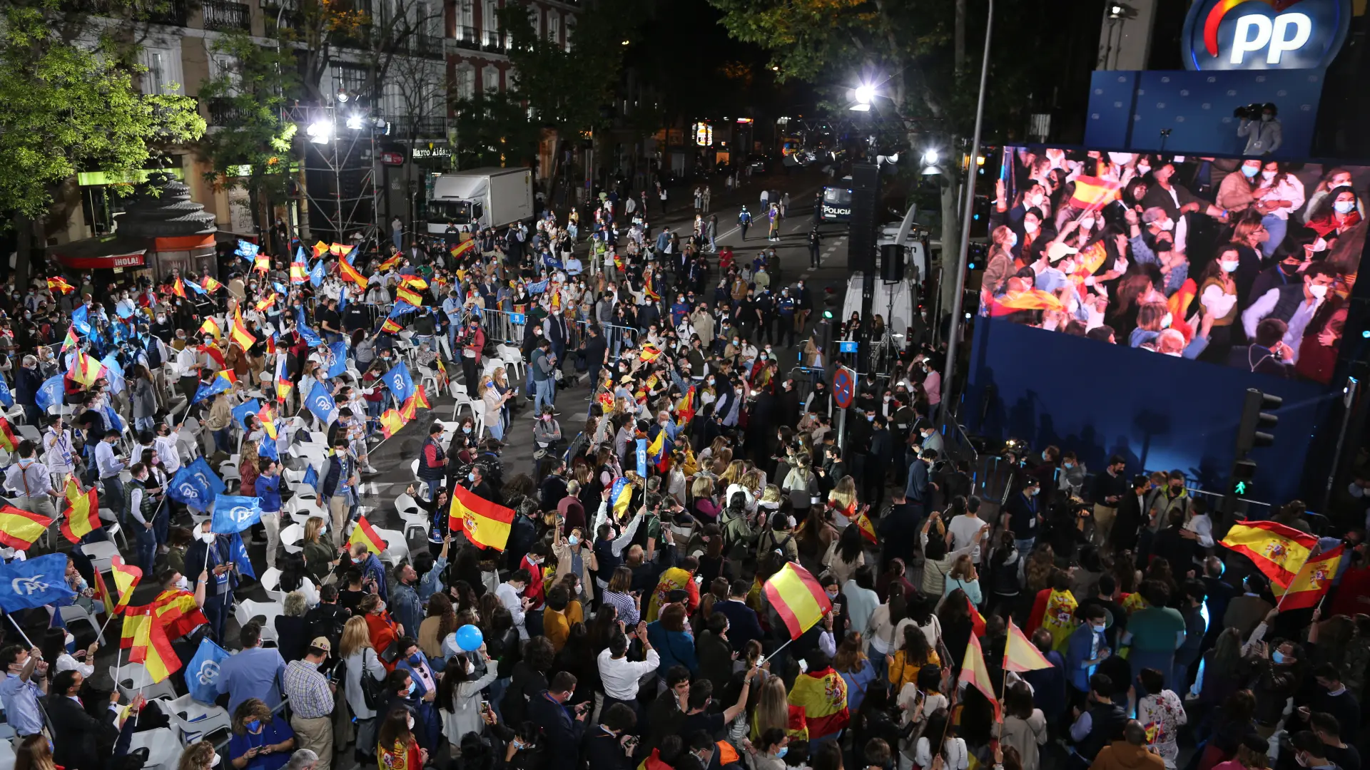 Decenas de seguidores se han dado cita en la calle Génova para celebrar el triunfo de Isabel Díaz Ayuso