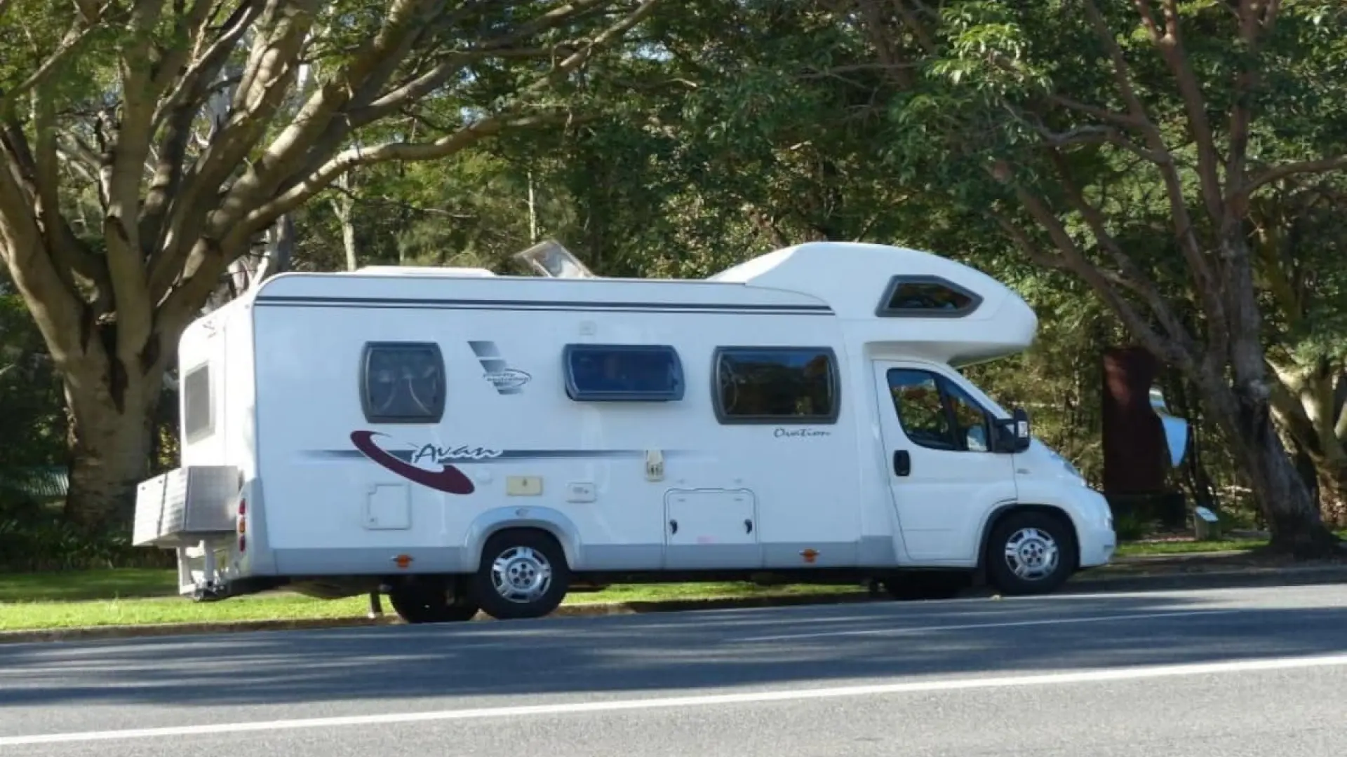 Vacaciones en autocaravana diferencias entre acampar pernoctar y