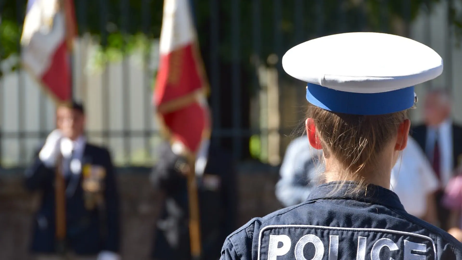 Juzgan a tres policías por agredir y sodomizar a un joven de los suburbios  en Francia