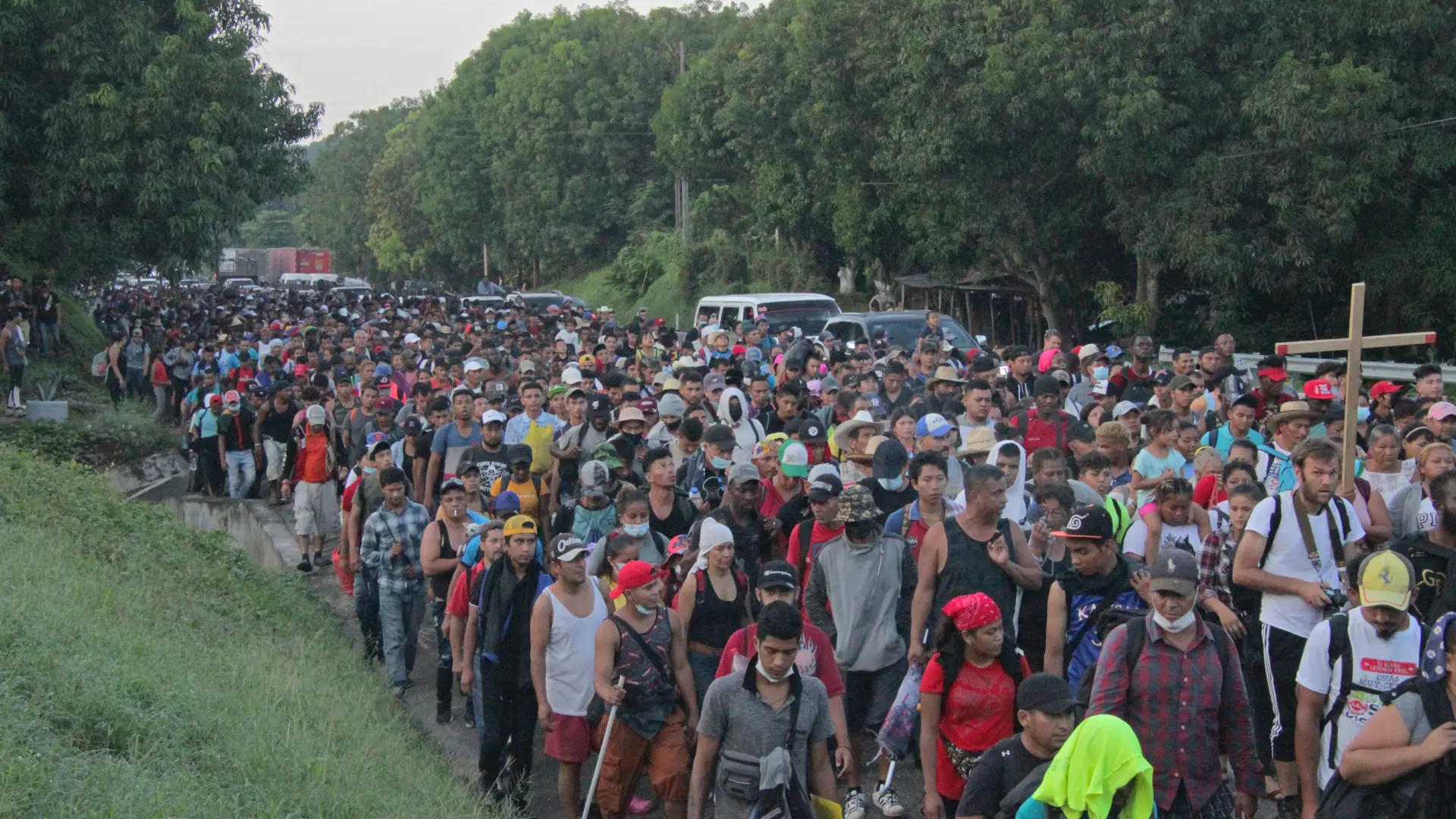 La caravana migrante avanza lentamente por el estado mexicano de