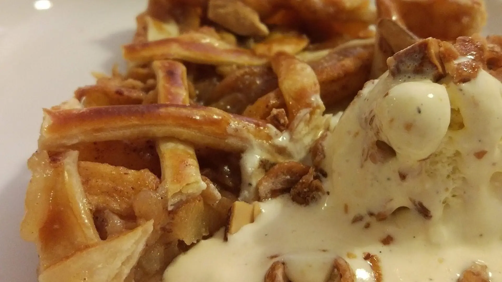 Tarta de manzana acompañada de helado de vainilla... para rebajar.