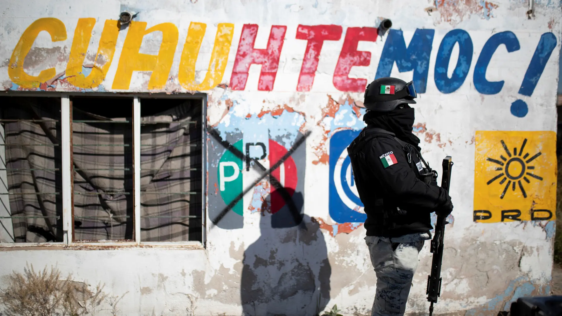 Hallan diez cadáveres colgados de un puente del estado mexicano de