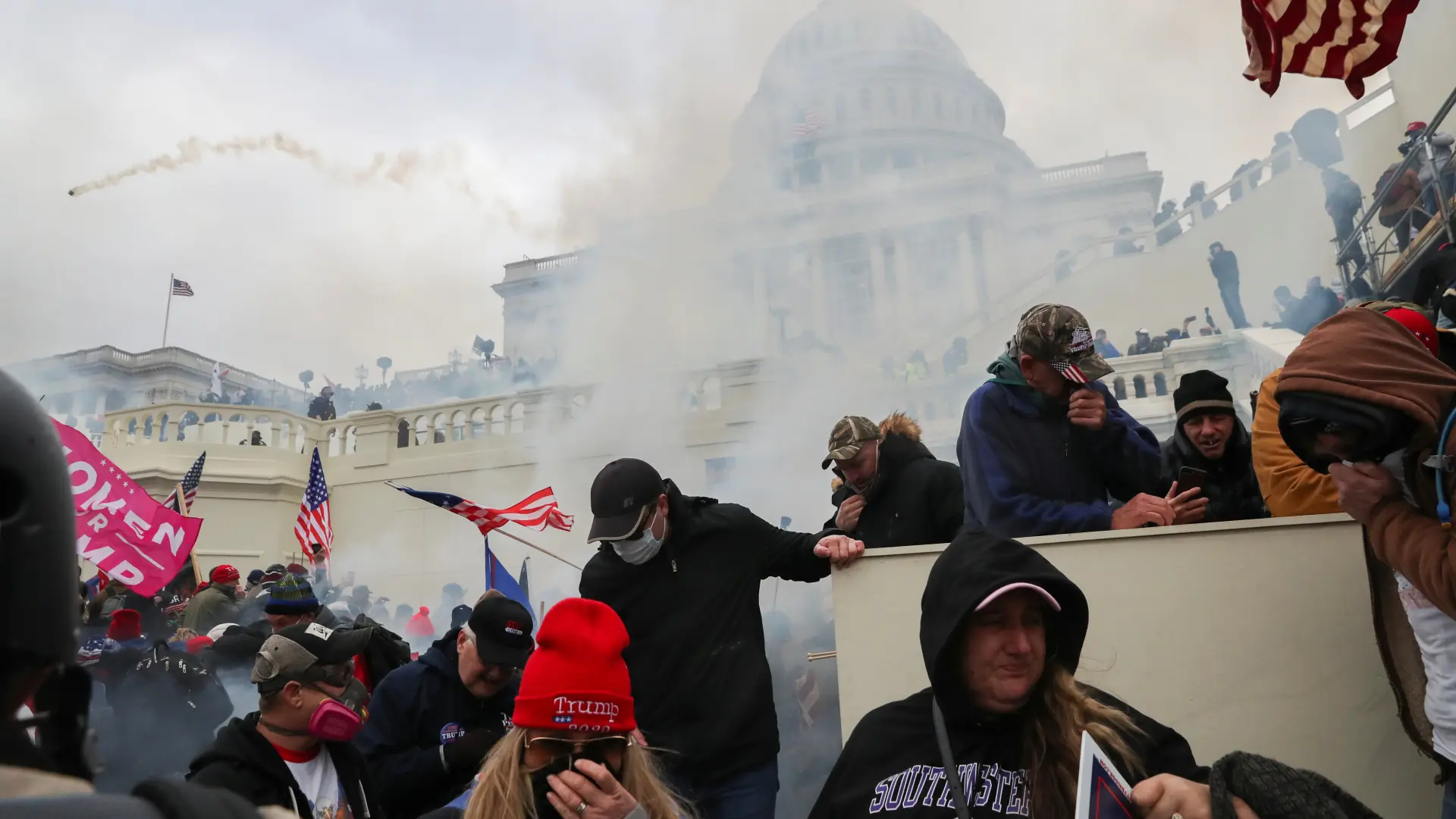 Supporters of U.S. President Donald Trump cover their faces to protect from tear gas during a clash with police officers in front of the U.S. Capitol Building in Washington, U.S., January 6, 2021. REUTERS/Leah Millis[[[REUTERS VOCENTO]]]