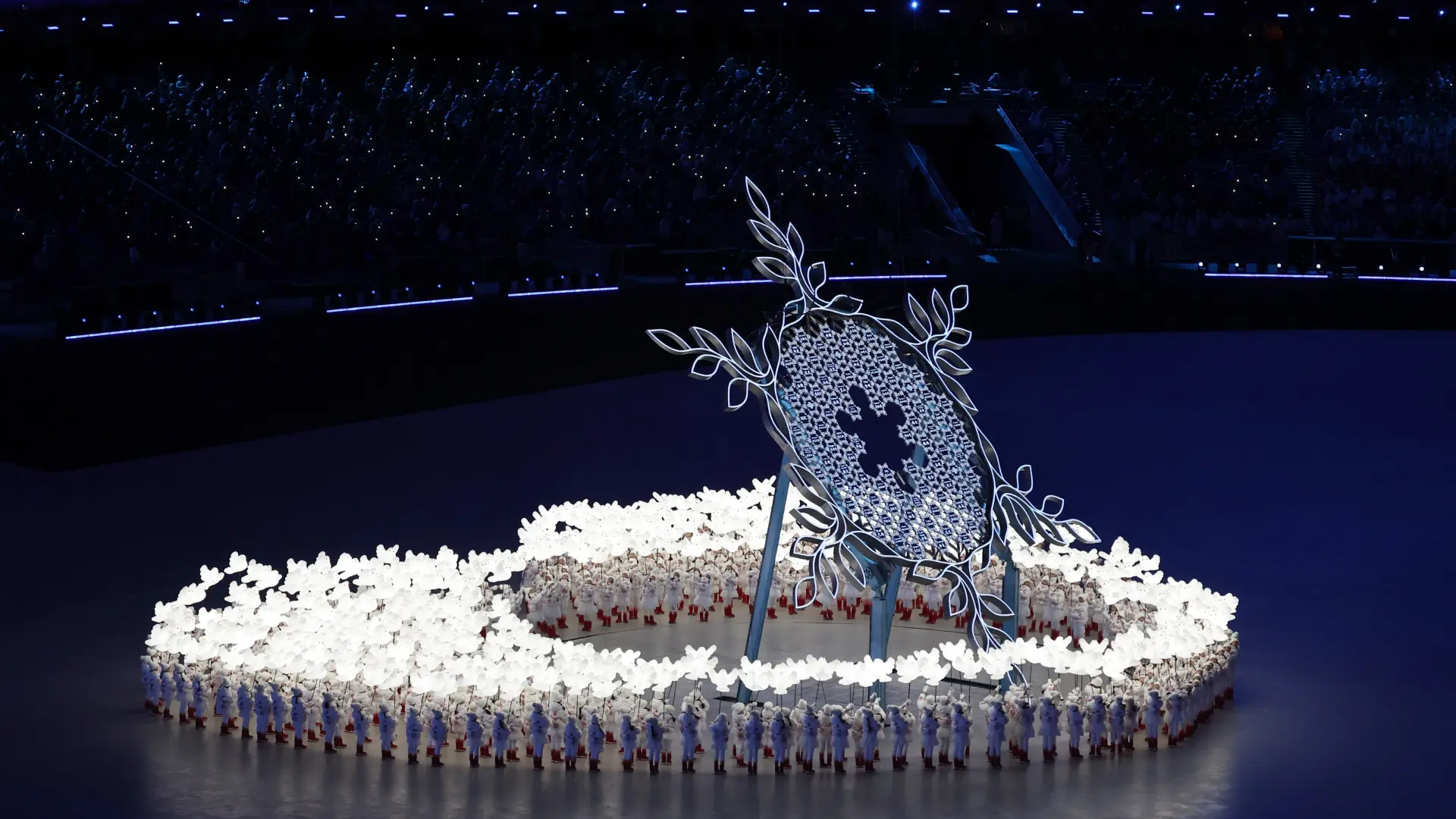 La celebración de la primavera y un llamamiento a la paz prenden la