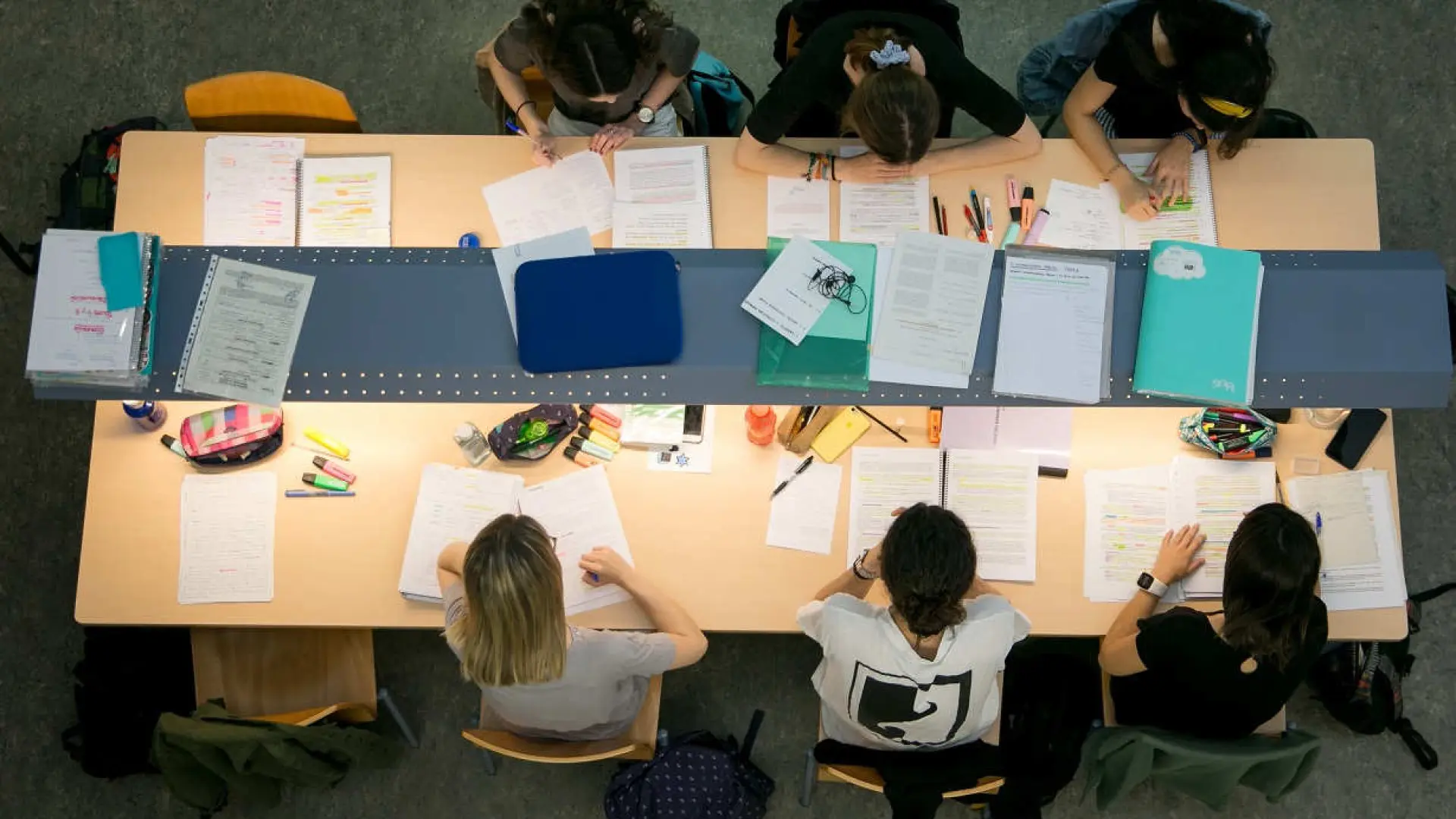 Los universitarios alcanzan un salario medio de 30. 976 euros al cuarto año de titularse