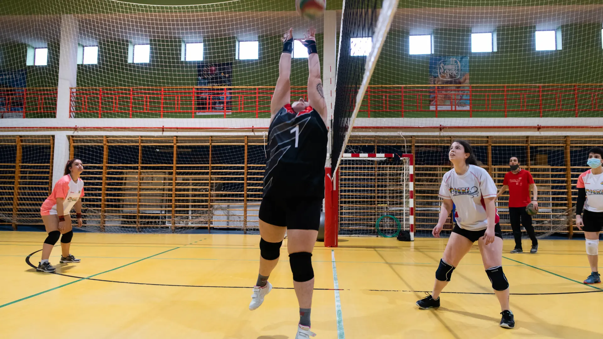 Fotos: Club para personas del colectivo LGTB... o no | Imágenes