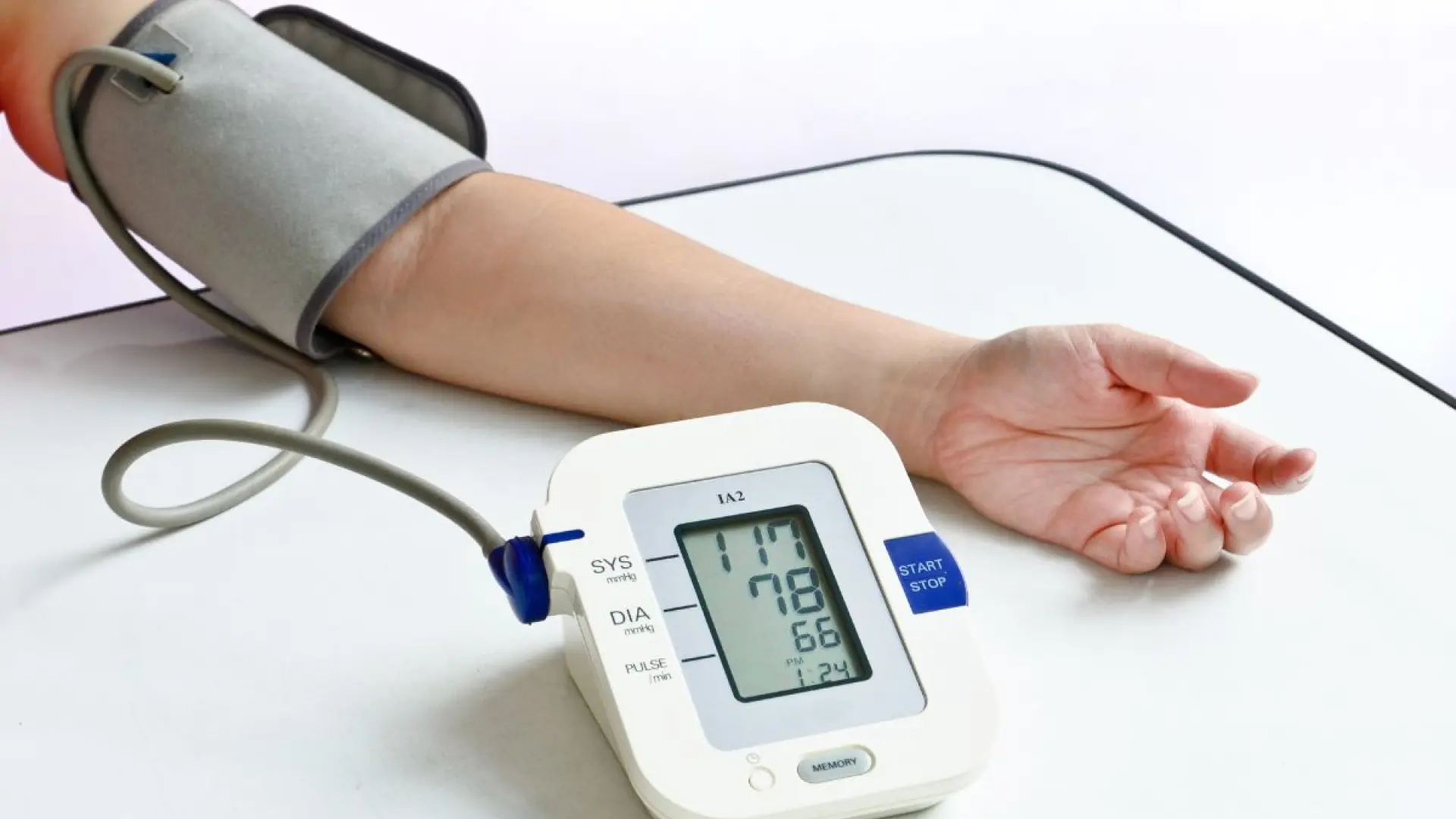 Cómo medir la tensión arterial paso a paso en casa sin bajar a la farmacia