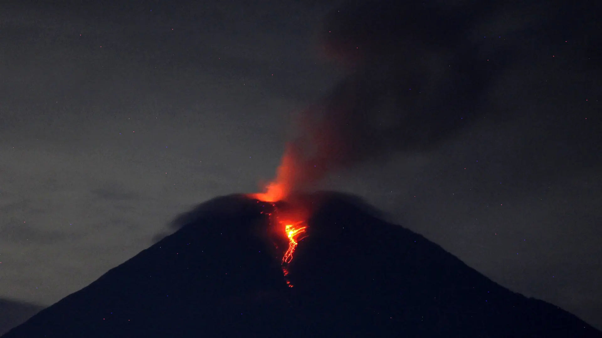 Fotos de la espectacular erupción del volcán Semeru en la isla de Java ...